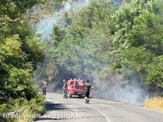 Vasto incendio lungo la strada statale 2 Cassia, nel tratto che da Montefiascone conduce verso Bolsena