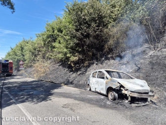Vasto incendio lungo la strada statale 2 Cassia, nel tratto che da Montefiascone conduce verso Bolsena - L'auto che andata a fuoco
