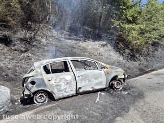 Vasto incendio lungo la strada statale 2 Cassia, nel tratto che da Montefiascone conduce verso Bolsena - L'auto che andata a fuoco