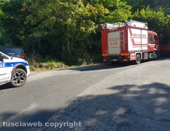 Viterbo - Incidente su strada Madonnina - La polizia locale e i vigili del fuoco
