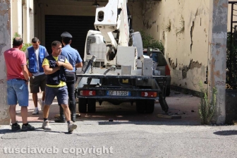 Operaio cade mentre lavora, è grave