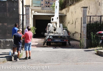 Operaio cade mentre lavora, è grave