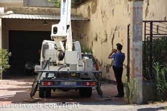 Operaio cade mentre lavora, è grave