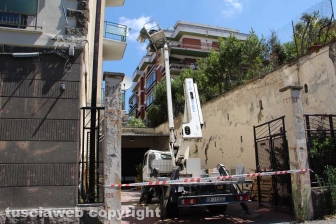 Operaio cade mentre lavora, è grave