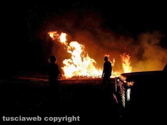 Inferno di fuoco tra Farnese e Ischia durante la notte