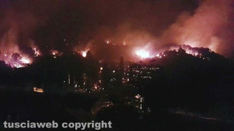 Inferno di fuoco tra Farnese e Ischia durante la notte