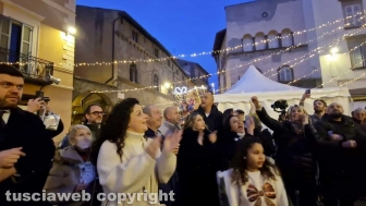 Viterbo - Accese le luminarie di Natale a piazza delle Erbe