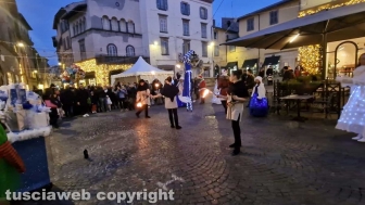Viterbo - Accese le luminarie di Natale a piazza delle Erbe