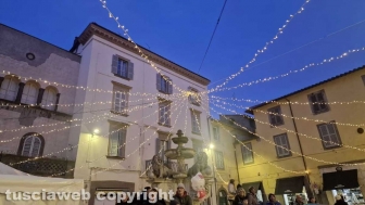 Viterbo - Accese le luminarie di Natale a piazza delle Erbe