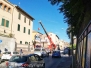 Insegna rischia di cadere in via della Palazzina