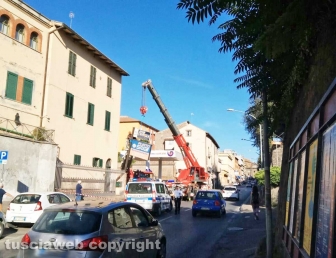 Insegna rischia di cadere in via della Palazzina