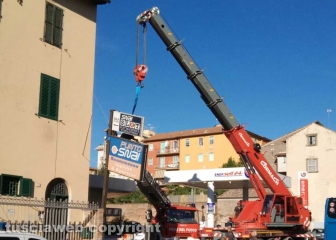 Insegna rischia di cadere in via della Palazzina