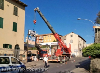 Insegna rischia di cadere in via della Palazzina