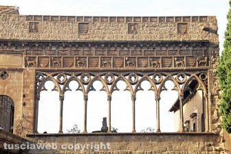 Viterbo - La loggia di palazzo dei Papi