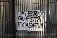 Lo striscione appeso la cancello dello stadio Rocchi