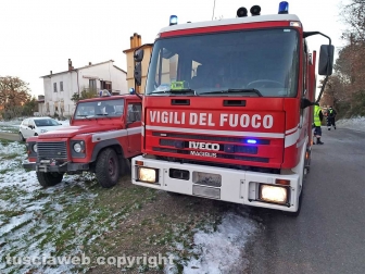 Jeep sbanda e si ribalta