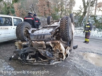 Jeep sbanda e si ribalta