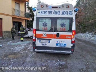 Jeep sbanda e si ribalta