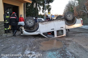 Jeep sbanda e si ribalta