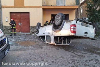 Jeep sbanda e si ribalta