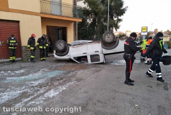 Jeep sbanda e si ribalta