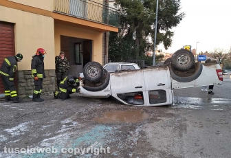 Jeep sbanda e si ribalta