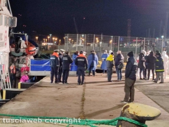 Civitavecchia - La ong Aita Mari alla banchina 16 del porto con 31 immigrati salvati