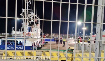 Civitavecchia - La ong Aita Mari alla banchina 16 del porto con 31 immigrati salvati