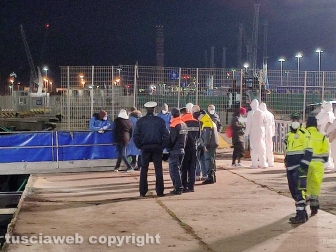 Civitavecchia - La ong Aita Mari alla banchina 16 del porto con 31 immigrati salvati
