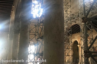 La basilica di Tuscania ridotta a piccionaia
