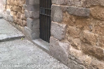La basilica di Tuscania ridotta a piccionaia