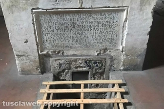 La basilica di Tuscania ridotta a piccionaia