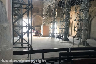La basilica di Tuscania ridotta a piccionaia
