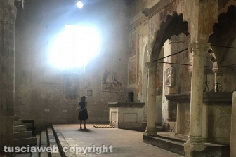 La basilica di Tuscania ridotta a piccionaia