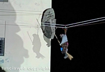 Viterbo - La Befana 115 in volo a piazza della Rocca