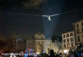 Viterbo - La Befana 115 in volo a piazza della Rocca