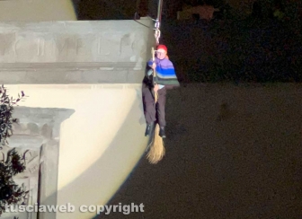 Viterbo - La Befana 115 in volo a piazza della Rocca