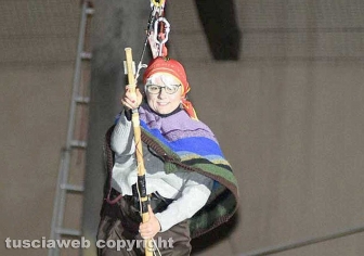 Viterbo - La Befana 115 in volo a piazza della Rocca