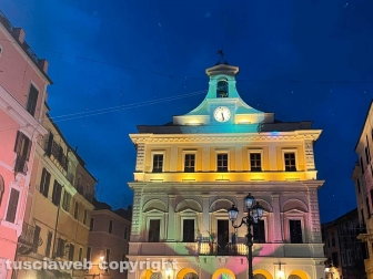 Civita Castellana - Il palazzo comunale in piazza Matteotti di notte