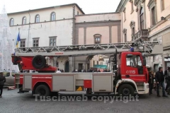 I vigili del fuoco durante l\'organizzazione della discesa della befana