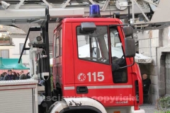 I vigili del fuoco durante l\'organizzazione della discesa della befana