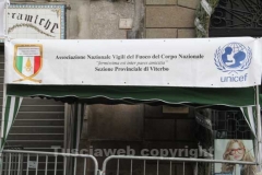 I vigili del fuoco durante l\'organizzazione della discesa della befana