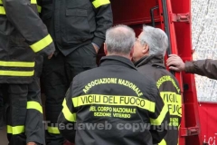 I vigili del fuoco durante l\'organizzazione della discesa della befana