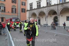 I vigili del fuoco durante l\'organizzazione della discesa della befana
