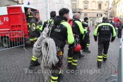 I vigili del fuoco durante l\'organizzazione della discesa della befana