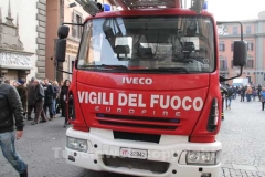 I vigili del fuoco durante l\'organizzazione della discesa della befana