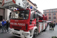 I vigili del fuoco durante l\'organizzazione della discesa della befana