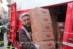 I vigili del fuoco durante l\'organizzazione della discesa della befana