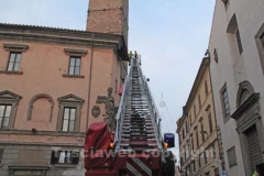 I vigili del fuoco durante l\'organizzazione della discesa della befana