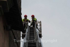 I vigili del fuoco durante l\'organizzazione della discesa della befana